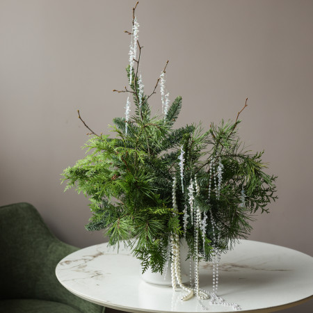 Новогодний букет из живой хвои с сосульками и жемчужными бусами в белой вазе