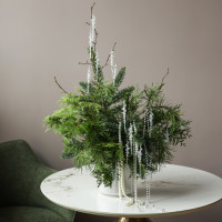 Новогодний букет из живой хвои с сосульками и жемчужными бусами в белой вазе