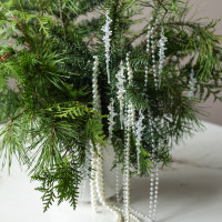 Новогодний букет из живой хвои с сосульками и жемчужными бусами в белой вазе