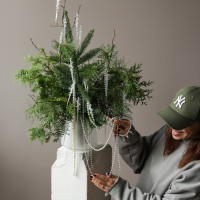 Новогодний букет из живой хвои с сосульками и жемчужными бусами в белой вазе