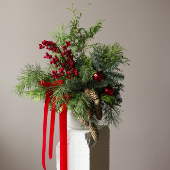 Новогодний букет из живой хвои с шишками, красными ягодами и бантами в кашпо