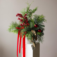 Новогодний букет из живой хвои с шишками, красными ягодами и бантами в вазе матовое стекло