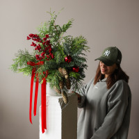 Новогодний букет из живой хвои с шишками, красными ягодами и бантами в кашпо