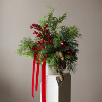Новогодний букет из живой хвои с шишками, красными ягодами и бантами в кашпо