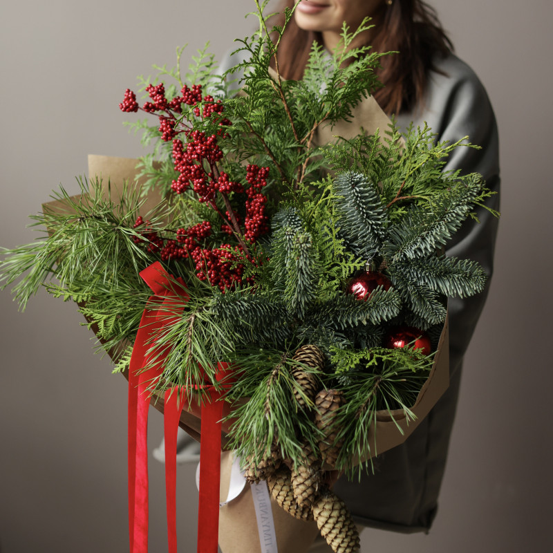 Новогодний букет из живой хвои с шишками, красными ягодами и бантами