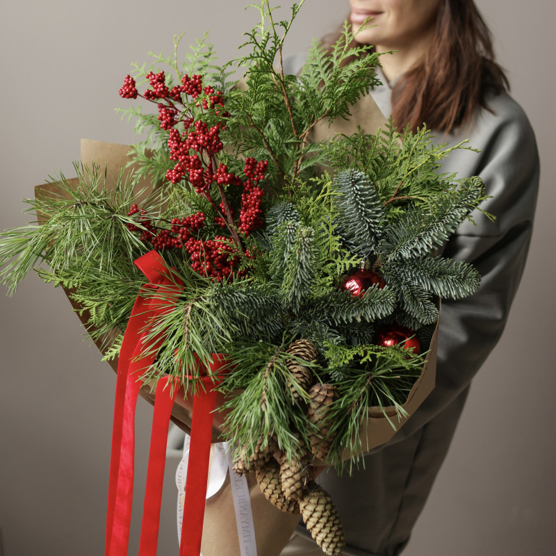 Новогодний букет из живой хвои с шишками, красными ягодами и бантами