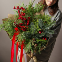 Новогодний букет из живой хвои с шишками, красными ягодами и бантами