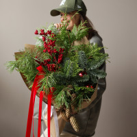 Новогодний букет из живой хвои с шишками, красными ягодами и бантами
