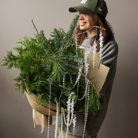 Букет живой хвои в крафтовой упаковке с сосульками и жемчужными бусами