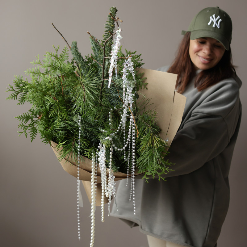 Букет живой хвои в крафтовой упаковке с сосульками и жемчужными бусами