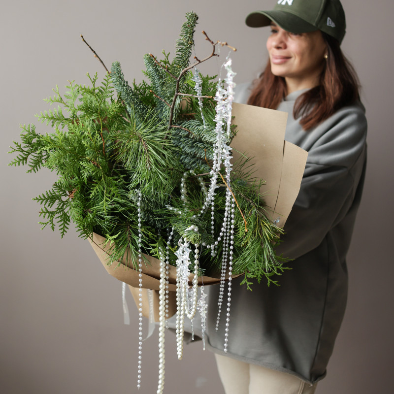 Букет живой хвои в крафтовой упаковке с сосульками и жемчужными бусами