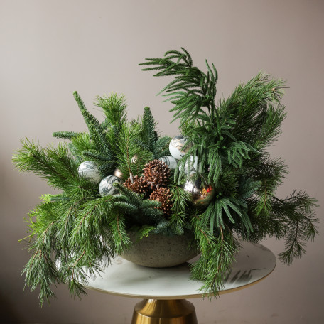Композиция из живой хвои в бетонном кашпо с мраморными шариками и шишками