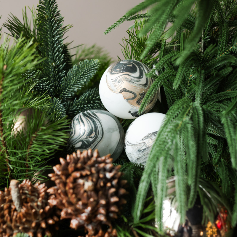 Композиция из живой хвои в бетонном кашпо с мраморными шариками и шишками