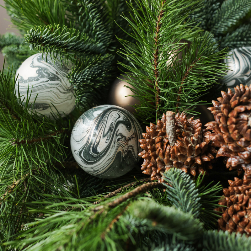 Композиция из живой хвои в бетонном кашпо с мраморными шариками и шишками