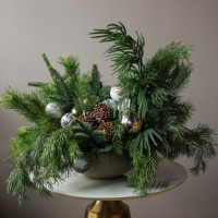 Композиция из живой хвои в бетонном кашпо с мраморными шариками и шишками