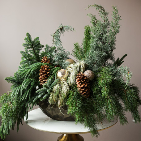 Композиция из живой хвои с кедровыми шишками в природном стиле