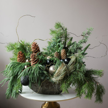 Композиция из живой хвои с золотыми и черными шариками и кедровыми шишками