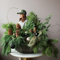 Композиция из живой хвои с золотыми и черными шариками и кедровыми шишками