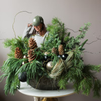 Композиция из живой хвои с золотыми и черными шариками и кедровыми шишками