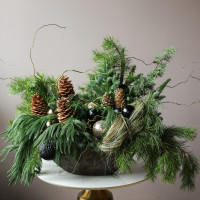 Композиция из живой хвои с золотыми и черными шариками и кедровыми шишками