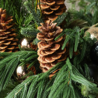 Композиция из живой хвои с золотыми и черными шариками и кедровыми шишками