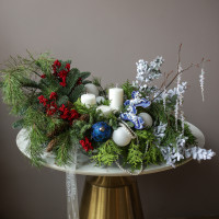 Композиция из живой хвои со свечами и лошадками гжель