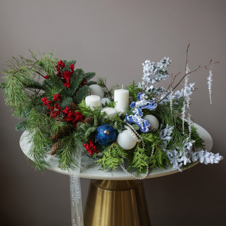 Композиция из живой хвои со свечами и лошадками гжель