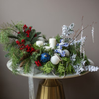 Композиция из живой хвои со свечами и лошадками гжель