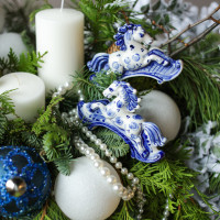 Композиция из живой хвои со свечами и лошадками гжель