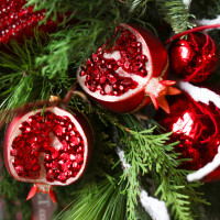 Композиция из живой хвои с красным декором с гранатами