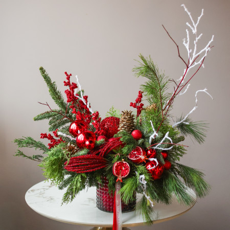 Композиция из живой хвои с красным декором с гранатами