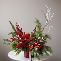 Композиция из живой хвои с красным декором с гранатами