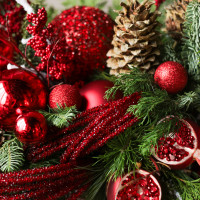 Композиция из живой хвои с красным декором с гранатами