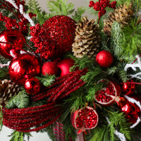 Композиция из живой хвои с красным декором с гранатами