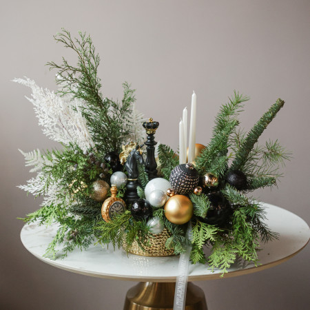 Композиция с шахматными фигурами и черно-бело-золотым декором