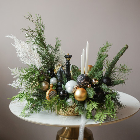 Композиция с шахматными фигурами и черно-бело-золотым декором