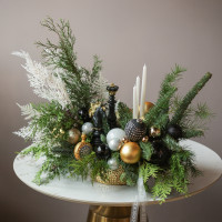 Композиция с шахматными фигурами и черно-бело-золотым декором