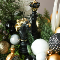 Композиция с шахматными фигурами и черно-бело-золотым декором