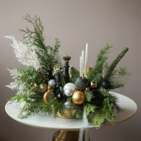 Композиция с шахматными фигурами и черно-бело-золотым декором