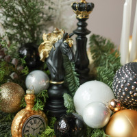 Композиция с шахматными фигурами и черно-бело-золотым декором