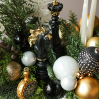 Композиция с шахматными фигурами и черно-бело-золотым декором