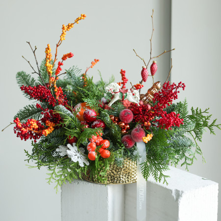 Композиция с красно-оранжевым декором и лошадкой