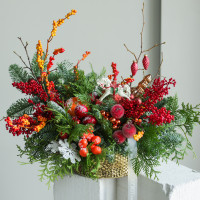 Композиция с красно-оранжевым декором и лошадкой