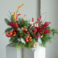 Композиция с красно-оранжевым декором и лошадкой