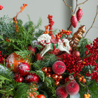 Композиция с красно-оранжевым декором и лошадкой