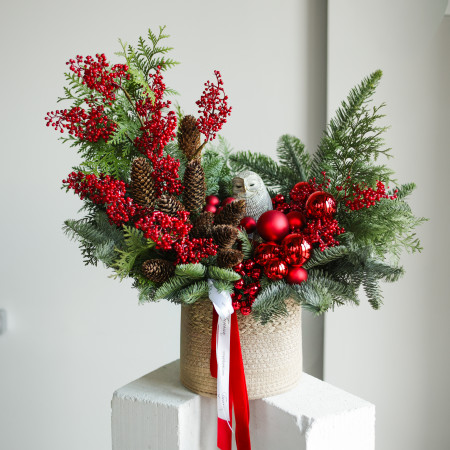 Композиция из живой хвои в джутовой корзине с красным декором и филином