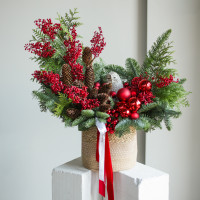 Композиция из живой хвои в джутовой корзине с красным декором и филином