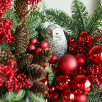 Композиция из живой хвои в джутовой корзине с красным декором и филином