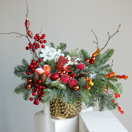 Композиция с красно-оранжевым декором в золотом кашпо