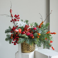 Композиция с красно-оранжевым декором в золотом кашпо